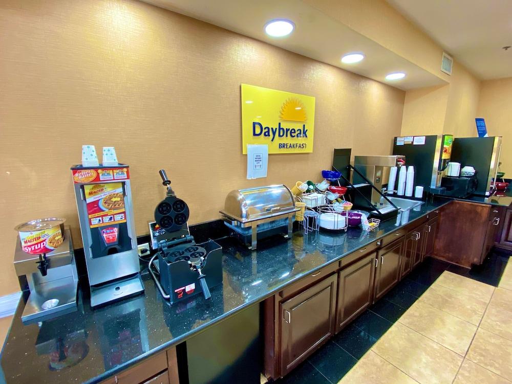 Days Inn & Suites By Wyndham Prattville-Montgomery Εξωτερικό φωτογραφία