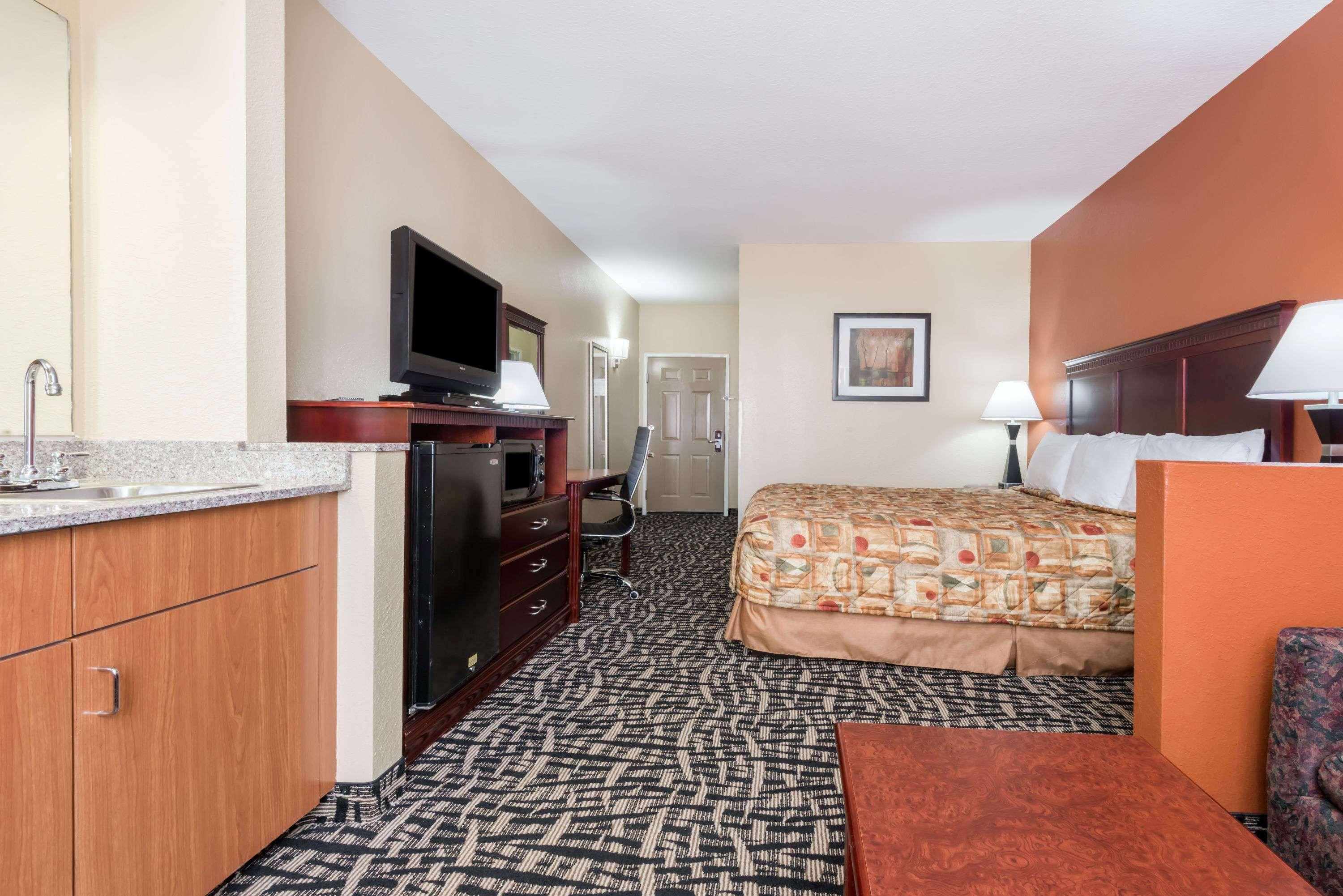 Days Inn & Suites By Wyndham Prattville-Montgomery Εξωτερικό φωτογραφία